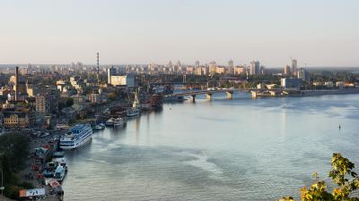 Панорама Київського річкового вокзалу та Подолу з висоти